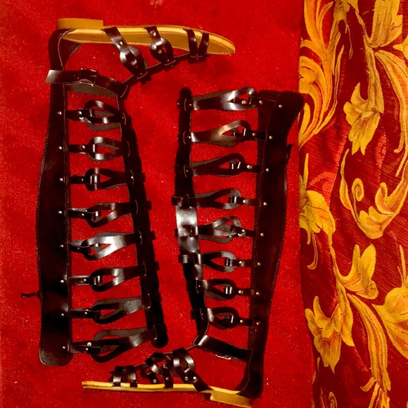 Size 9 FOREVER BLACK GLADIATOR SANDALS - Picture 3 of 8